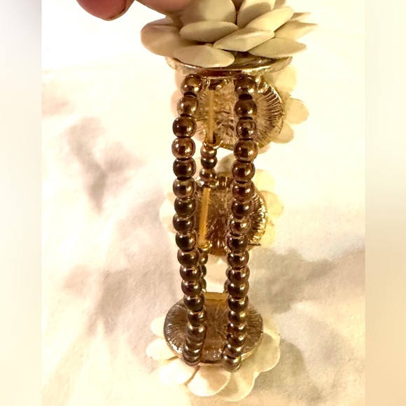 ✅⬇️50%Off🙃Bracelet RETRO 4 Flowers, Gold Metal/Stretch 6"-8" uniquely beautiful - Picture 7 of 9